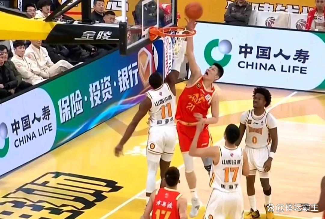 国际篮球盛事激战正酣，球迷狂热助威的简单介绍