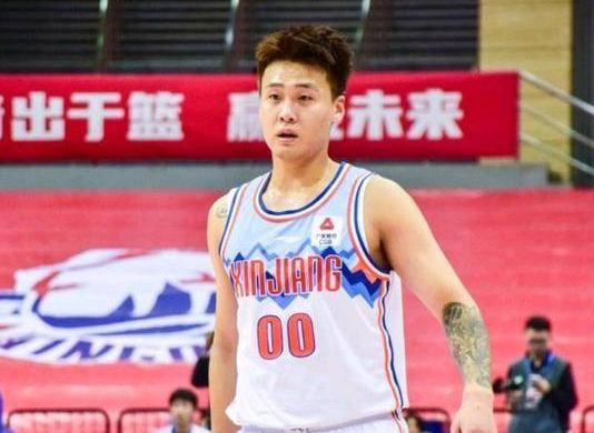 关于篮球比赛中崭露头角的新秀球员备受关注和瞩目的信息